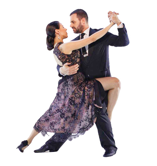 Una coppia esegue un tango appassionato, la donna con un abito di pizzo con la gamba sollevata e l'uomo in completo. Entrambi si tengono stretti mentre ballano, irradiando quell'atmosfera da "buena onda".