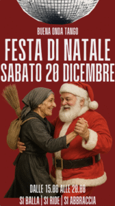 Una donna con il velo e un uomo vestito da Babbo Natale sorridono e si tengono per mano su uno sfondo rosso con un testo in italiano su un evento natalizio.