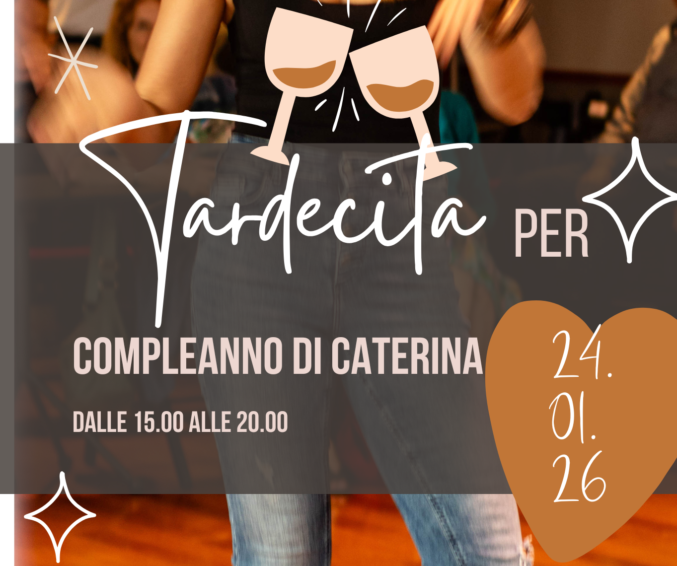 Donna che balla durante una festa di compleanno; i dettagli dell'evento "Tardecita per Compleanno di Caterina" sono sovrapposti, compresa la data 24.01.26 e l'orario 15:00-20:00.