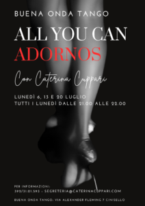 Manifesto in bianco e nero con primo piano di gambe di ballerine di tango, che pubblicizza i corsi di tango "All You Can Adornos" con Caterina Cuppari il lunedì di luglio.