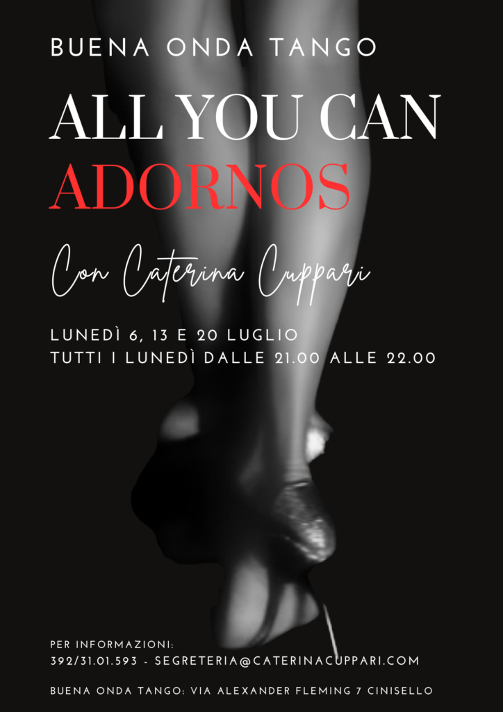 Manifesto in bianco e nero con primo piano di gambe di ballerine di tango, che pubblicizza i corsi di tango "All You Can Adornos" con Caterina Cuppari il lunedì di luglio.