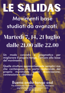 Manifesto in italiano che pubblicizza i corsi di tango di luglio, intitolato "LE SALIDAS", con date, orari e informazioni di contatto in basso. Sullo sfondo una coppia che balla.