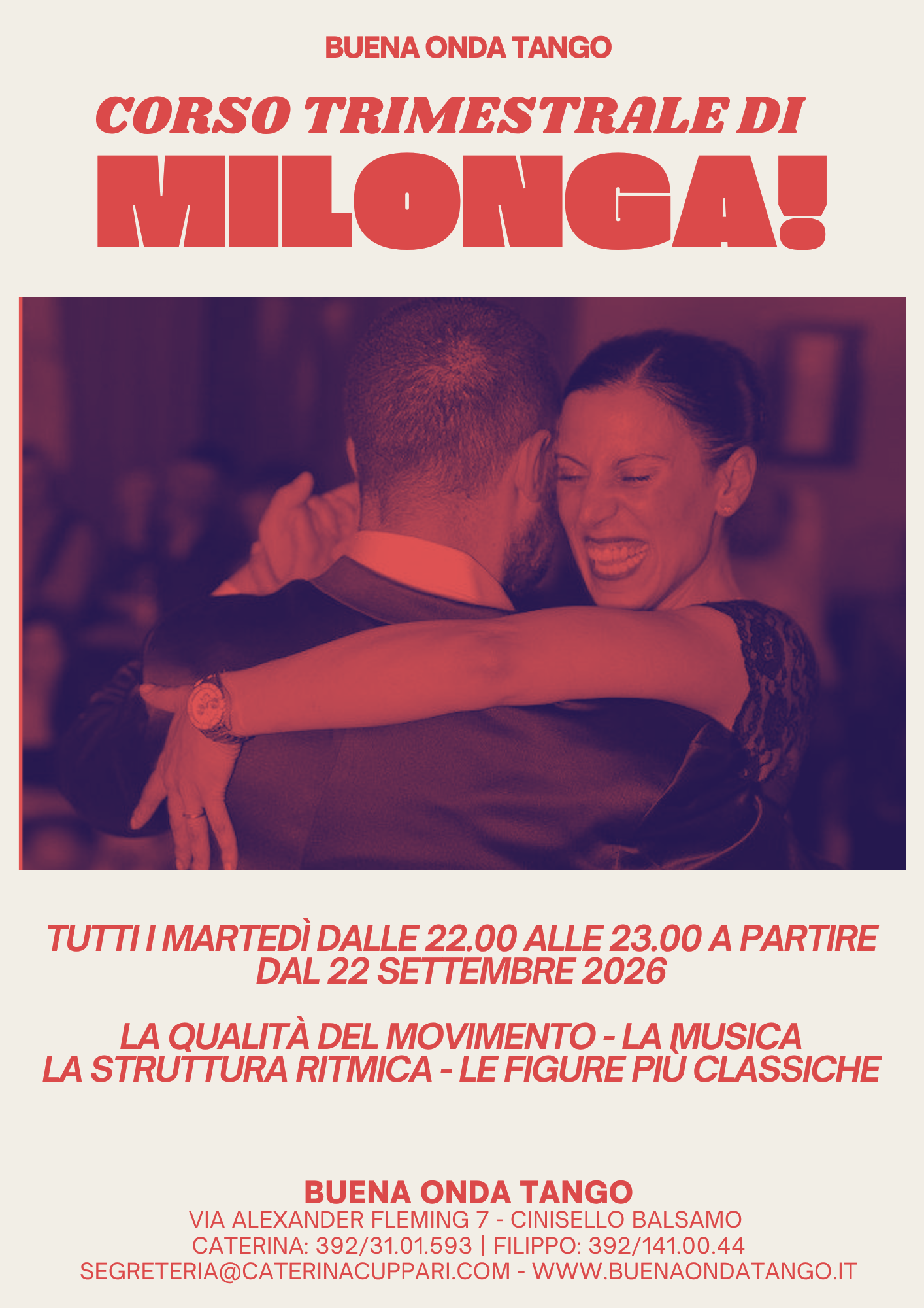 Una coppia sorridente balla a stretto contatto durante una serata di tango; un testo in rosso annuncia un corso di milonga che inizierà a settembre 2026, con i dettagli delle lezioni riportati di seguito.