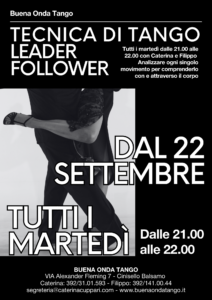 Due persone che ballano il tango, primo piano dei loro busto nel bel mezzo di un movimento. I dettagli relativi alle lezioni settimanali di tecnica del tango sono riportati in italiano con elementi grafici in bianco e nero.